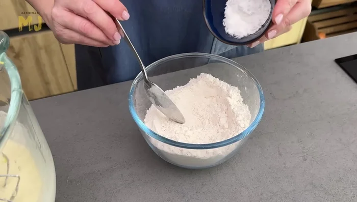 En otro bol, mezclamos 250 g de harina de repostería, 16 g de levadura química y una pizca de sal.