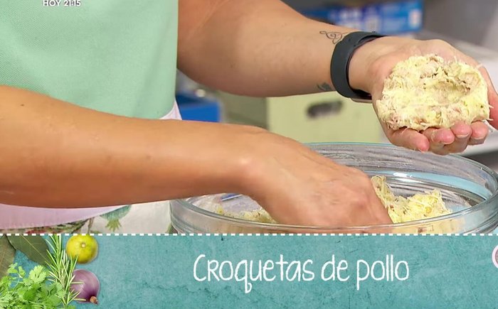 Formar las croquetas alrededor de los huesos, presionando bien la mezcla para que queden compactas. [1044.48]