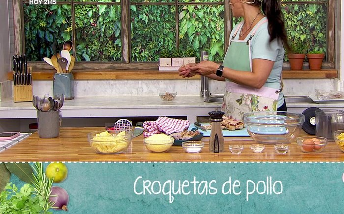 Picar la carne de pollo finamente. Se puede usar una procesadora, pero no debe quedar como una pasta. [576.32]