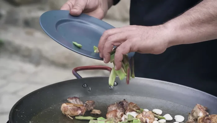 Añadir la verdura (alcachofas, habas, pimiento, berenjena, judía verde según la receta).