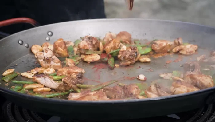 Agregar el pimentón (paella de invierno).