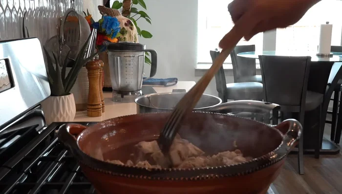 Después de 30 minutos, destapar la carne y continuar cocinando por otros 30 minutos a fuego medio, removiendo de vez en cuando hasta que dore.