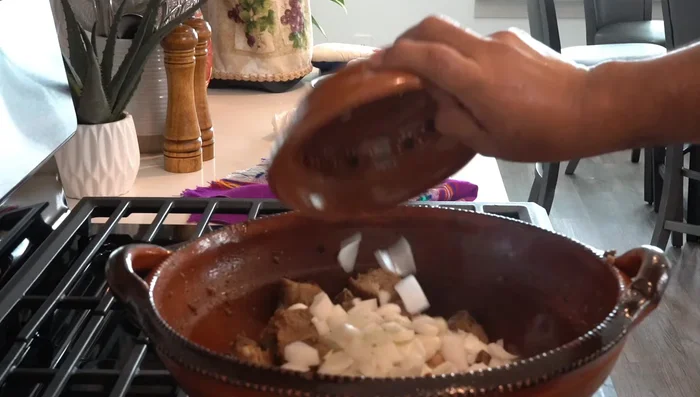 Agregar la cebolla blanca picada restante y dorar por 2 minutos. Integrar.