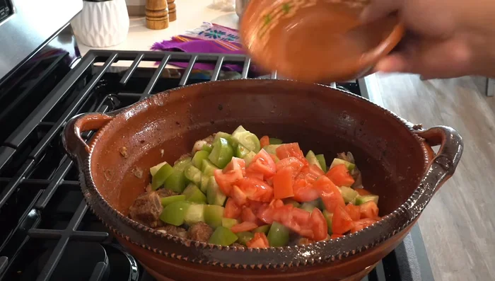 Agregar los tomatillos verdes y jitomates picados. Integrar.
