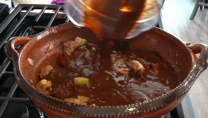 Agregar el adobo de chile negro licuado. Integrar y dejar dorar por 5 minutos.