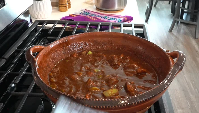 Bajar la temperatura a fuego lento, tapar y cocinar por 20 minutos más.