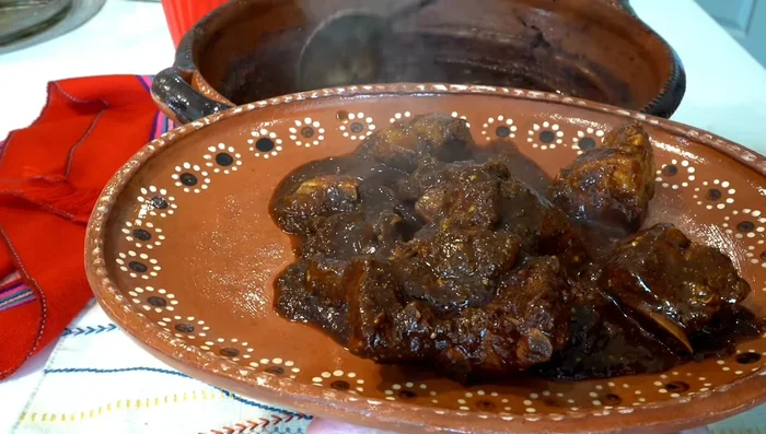 Servir las costillas en salsa de chile negro.