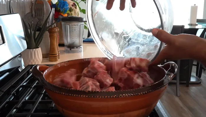 En una cacerola amplia, a fuego medio, agregar la carne y 1/2 taza de agua. Tapar y cocinar por 30 minutos.