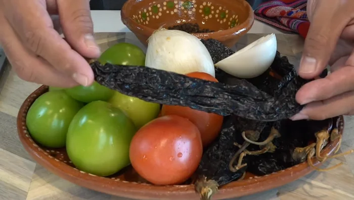 Mientras, preparar el adobo: hidratar los chiles pasilla y puya en 4 tazas de agua caliente por 5-8 minutos.
