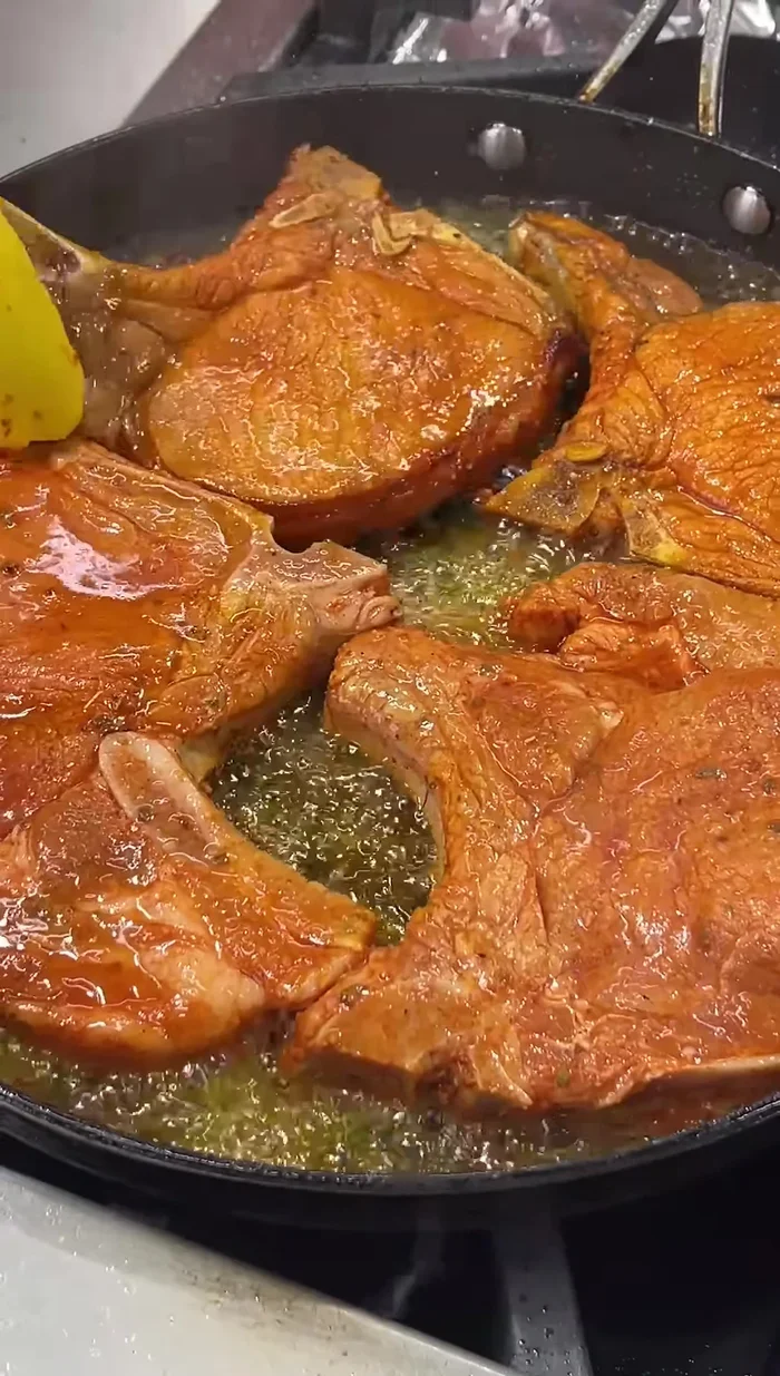 Freír las chuletas a fuego medio-alto, aproximadamente 2-3 minutos por lado, utilizando una tapadera para evitar salpicaduras. (100.759)