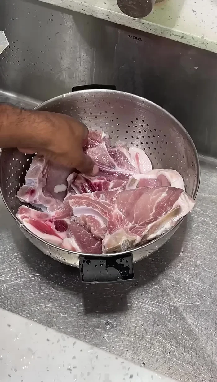 Enjuagar las chuletas para quitar el exceso de sal y azúcar. (41.44)