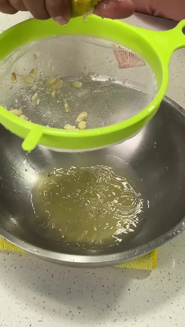 Preparar el marinado: extraer el jugo de 2-3 naranjas agrias (sin semillas), agregar sazón Goya, orégano al gusto. (53.399)