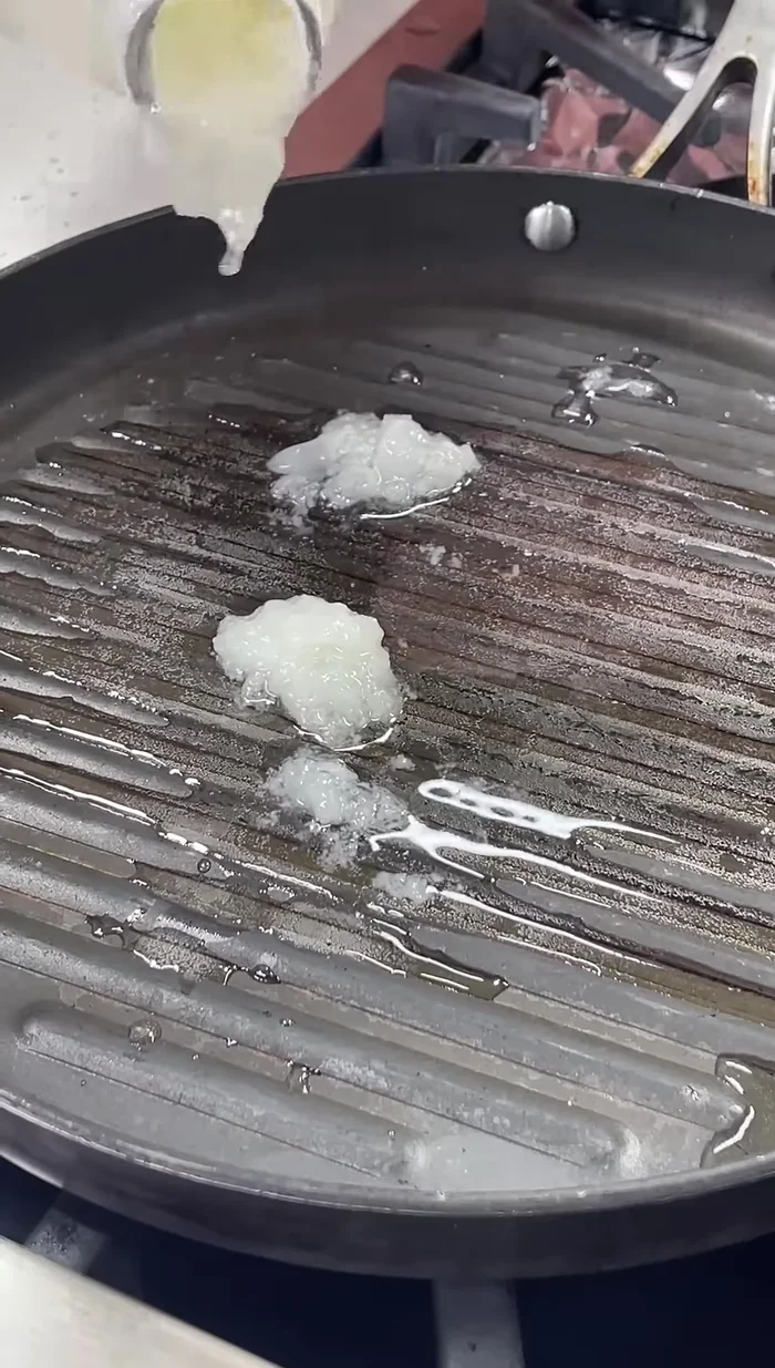 Calentar manteca de cerdo o aceite en una sartén. (93.04)