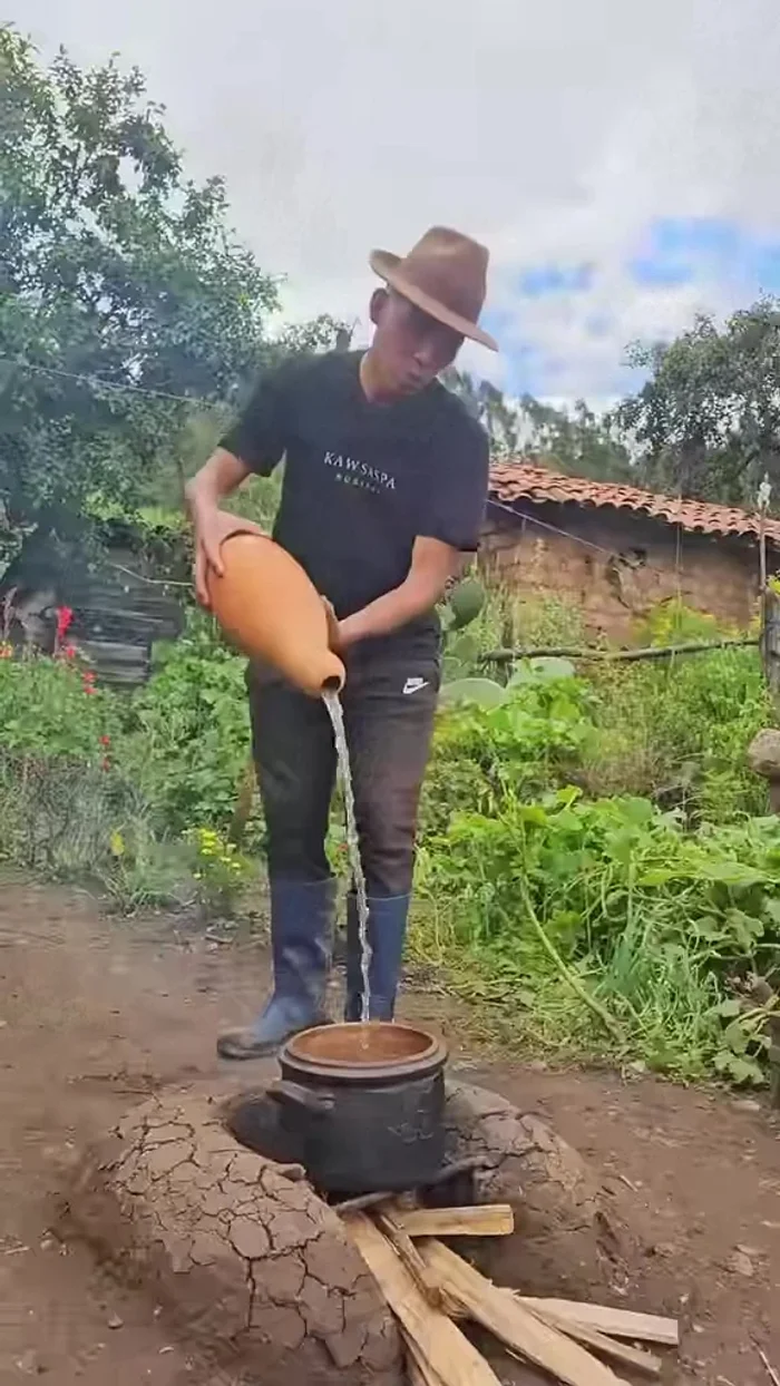 En una olla, ponemos agua y trozamos la carne.