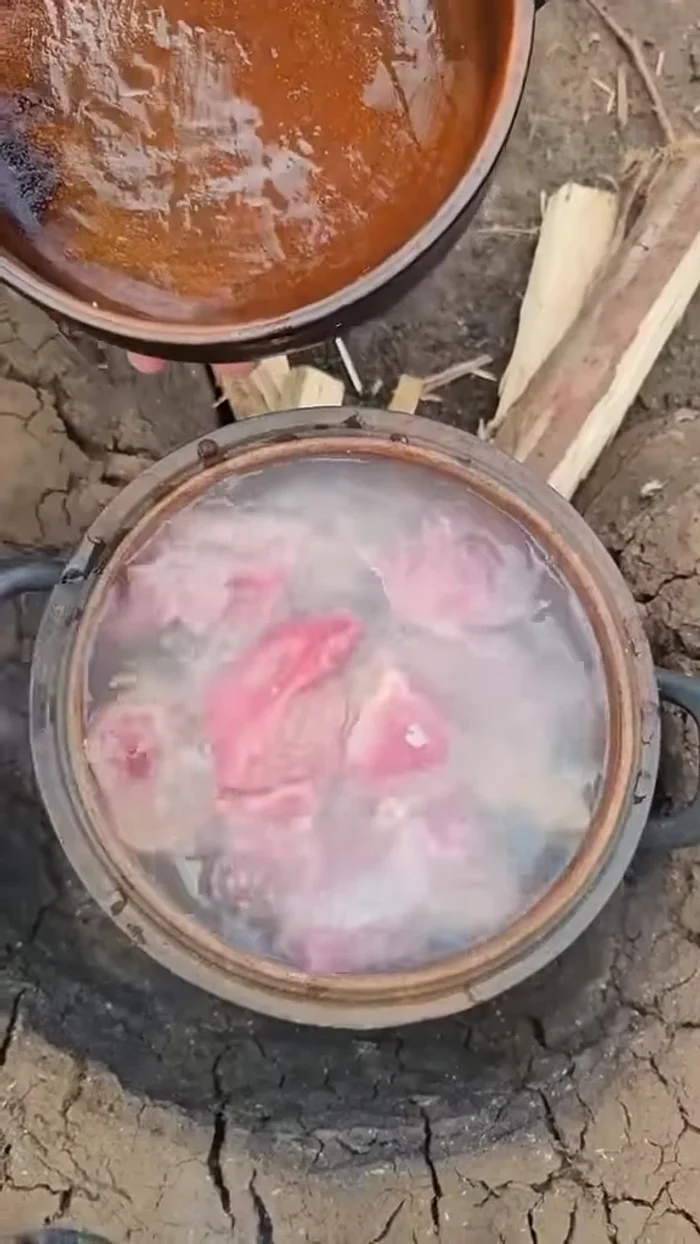 Separamos la pulpa y la ponemos en la olla caliente con hierba buena, cebolla china, cebolla, pimienta entera, romero, orégano, pimienta molida, sal y ajo.