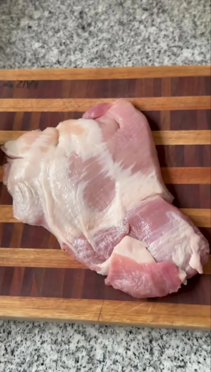 Preparar el churrasquito de cerdo: agregar sal y pimienta.