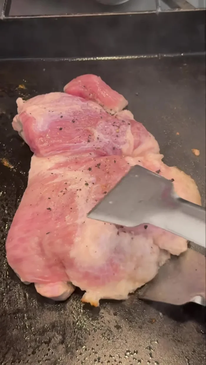 Cocinar el churrasquito de cerdo en la misma plancha, 5 minutos por cada lado, hasta dorar.