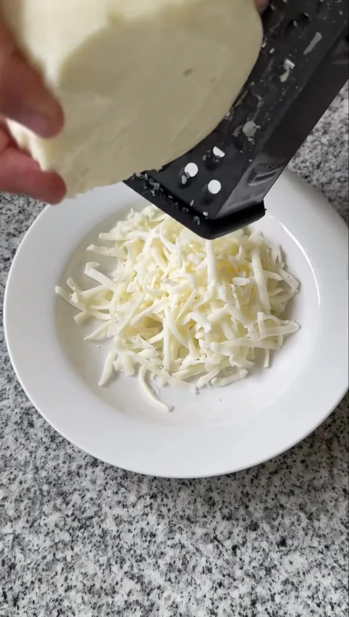 Rallar la mozzarella.