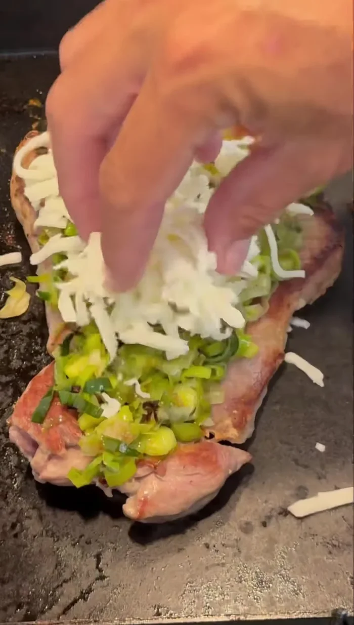 Colocar la mitad del puerro sobre la carne, agregar la mozzarella rallada, un toque de sal y el resto del puerro.