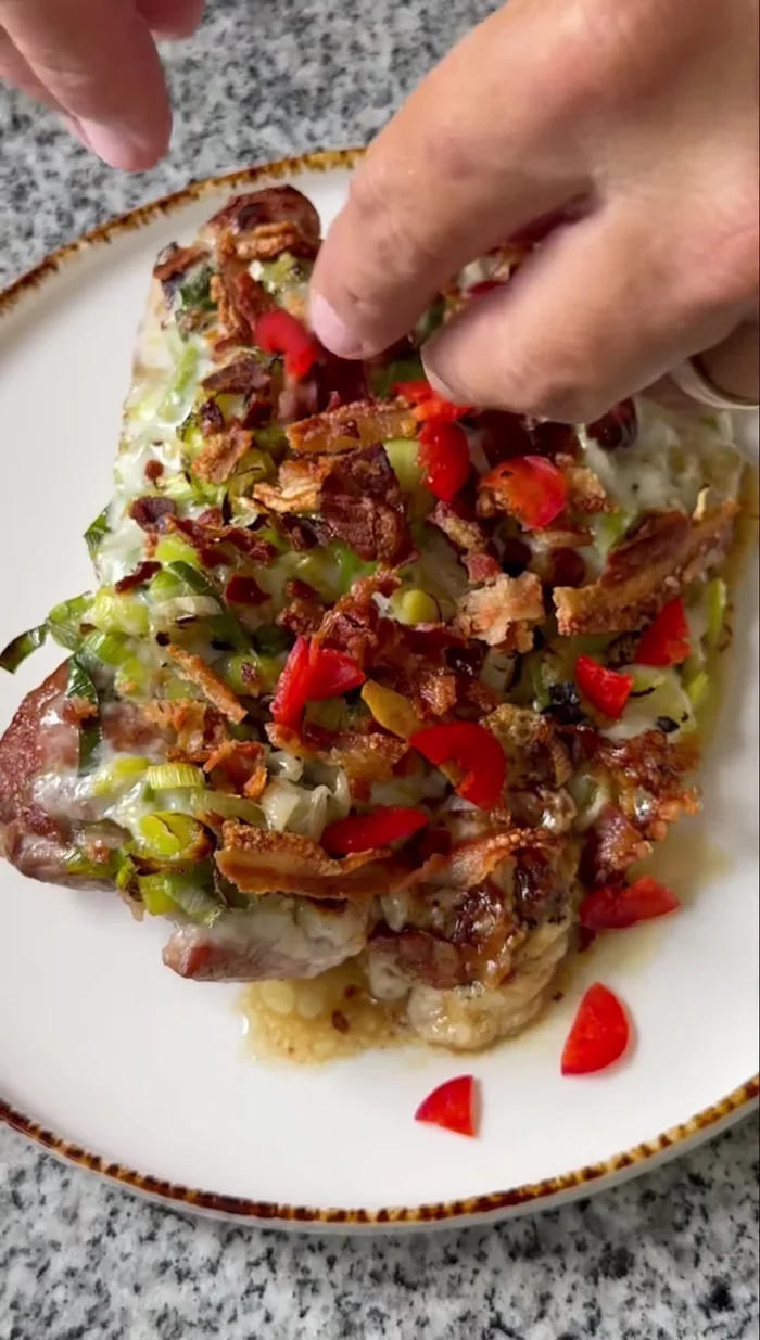 Agregar la panceta crocante desmenuzada, jalapeños (opcional) y un poco del verde del puerro.