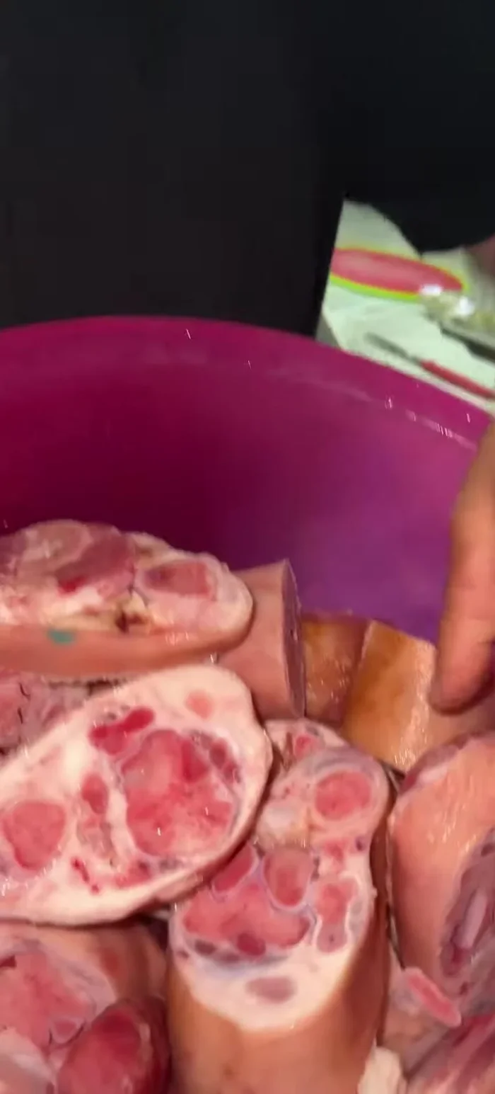 Lavar las manitas de puerco. Colocar en una olla con agua, laurel, cebolla y ajo. Cocer durante aproximadamente una hora (30.4).