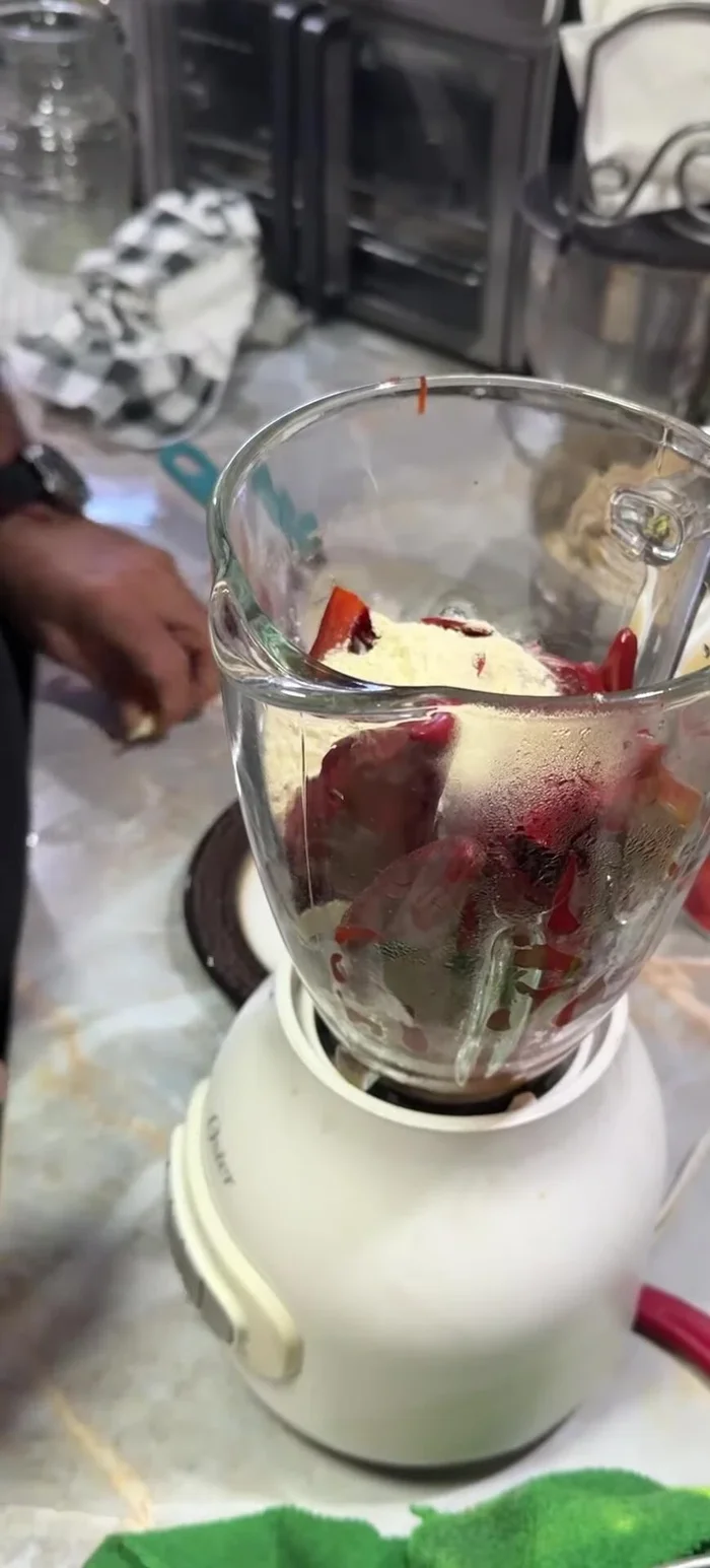 Una vez cocidos los chiles, licuarlos con los tomates, la cebolla y el ajo (88.88).