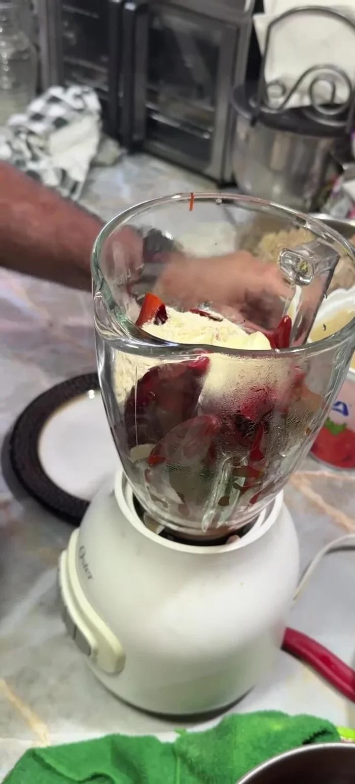 Agregar la harina tostada al chile licuado para espesar (94.32). Agregar un poco del caldo de las manitas (99.079).