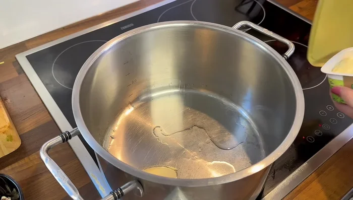 En una olla grande, calienta un poco de aceite y una cucharadita de mantequilla (opcional). Agrega la pasta de ajo y sofríe hasta que esté dorada. (276.08)