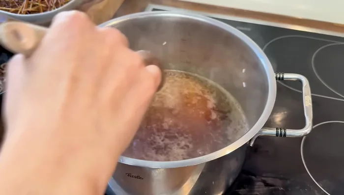 Una vez que hierva, añade el arroz y los fideos. Revuelve bien. (327.8)
