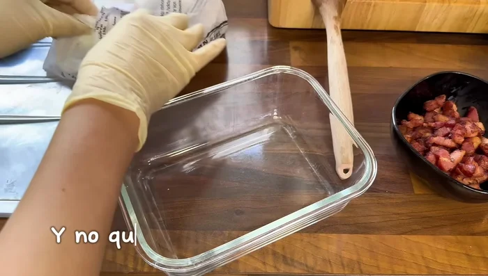 Mientras el arroz se cocina, prepara el cerdo en la freidora de aire a 180°C durante 20 minutos, moviendo ocasionalmente. (358.639)