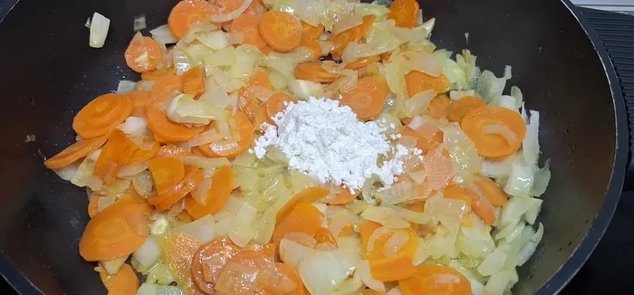 Incorporar una cucharada de harina y cocinar brevemente. Agregar las hojas de laurel, el vino blanco y cocinar 3 minutos para evaporar el alcohol.