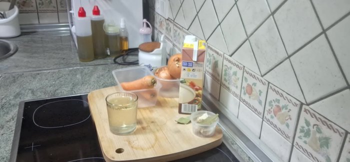 Picar la cebolla (no muy fina). Pelar y cortar las zanahorias en rodajas. Pelar y cortar los ajos en trocitos pequeños.