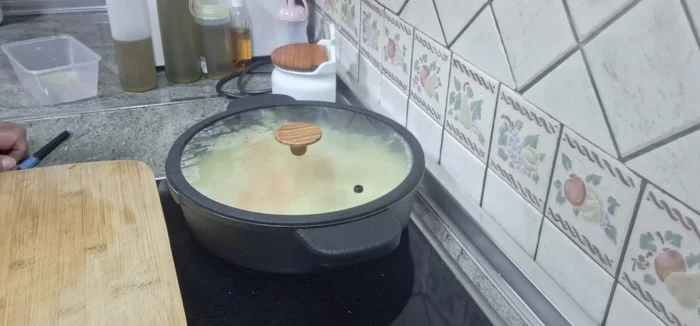 Mientras tanto, preparar las chuletas: salpimentar y marcarlas en una sartén con un poco de aceite. (Se puede añadir perejil o ajo al gusto).