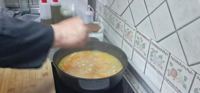 Retirar el laurel de la salsa. Pasar la salsa a un vaso batidor y batir.