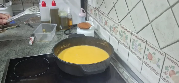 Agregar las chuletas a la salsa, cubrirlas bien y cocinar a fuego medio durante 5-10 minutos para que se mezclen los sabores.