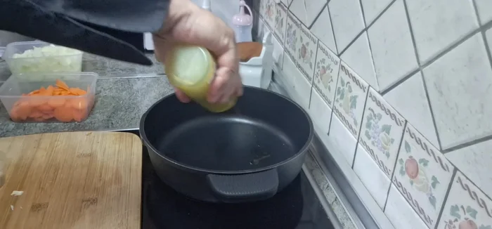 En una sartén, calentar 2-3 cucharadas de aceite de oliva. Agregar el ajo y sofreír.