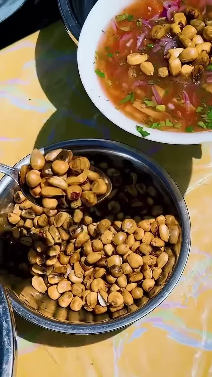 Golpear suavemente los huevos de toro para ablandar la cascarilla. [0.04]