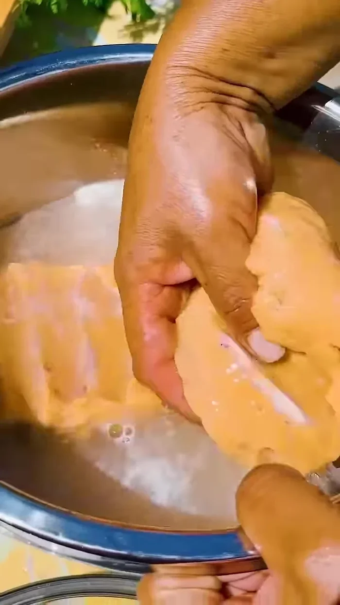 Colocar los huevos de toro en una olla pequeña. [39.559]