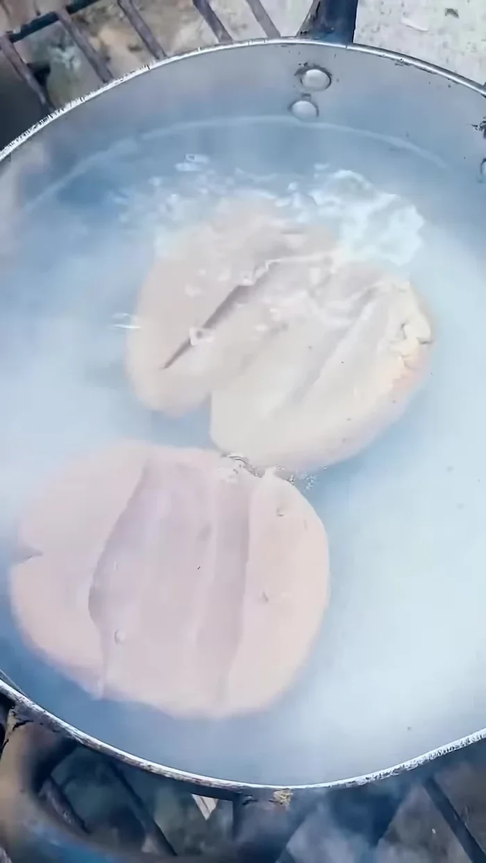 Agregar perejil y apio a la olla. [45.52]