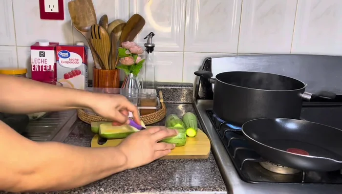 Cortar las calabacitas por la mitad y hervirlas con agua y sal durante 7 minutos.