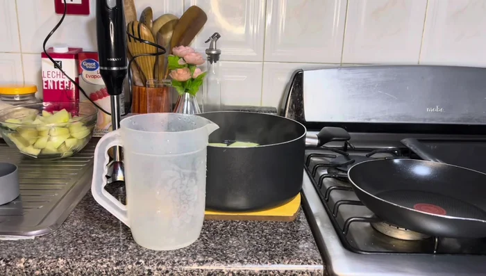 Moler las calabazas cocidas con la leche evaporada y una taza de leche entera.