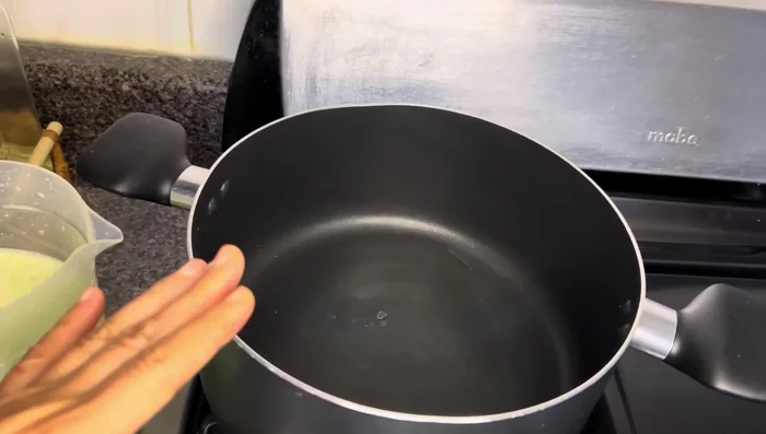 Agregar la mezcla de calabaza a una cacerola con el resto de la leche y leche evaporada. Condimentar con sal y concentrado de tomate. Cocer durante 5 minutos.