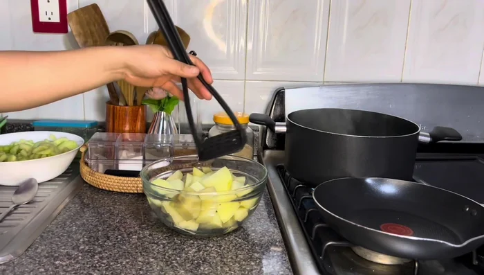 Machacar las papas cocidas hasta obtener un puré.