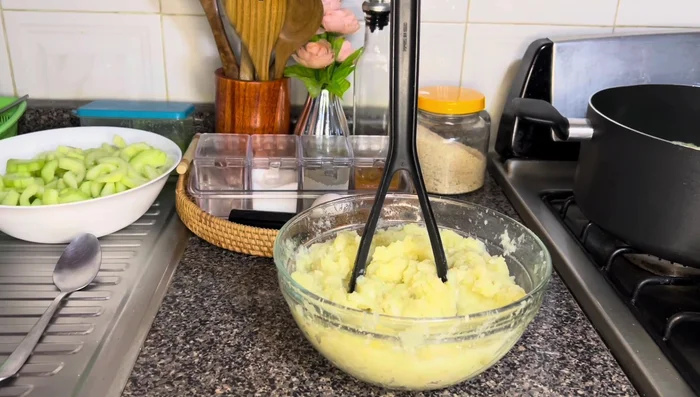 Agregar al puré de papa el huevo, el pan molido, el atún, sal y pimienta. Mezclar bien.