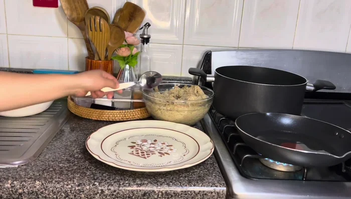 Calentar aceite en un sartén y formar las tortas de papa con una cucharada de la mezcla. Freír durante 3 minutos por cada lado a fuego medio.