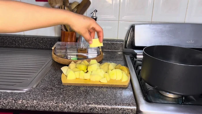 Poner las papas a cocer en agua con sal durante 25 minutos.