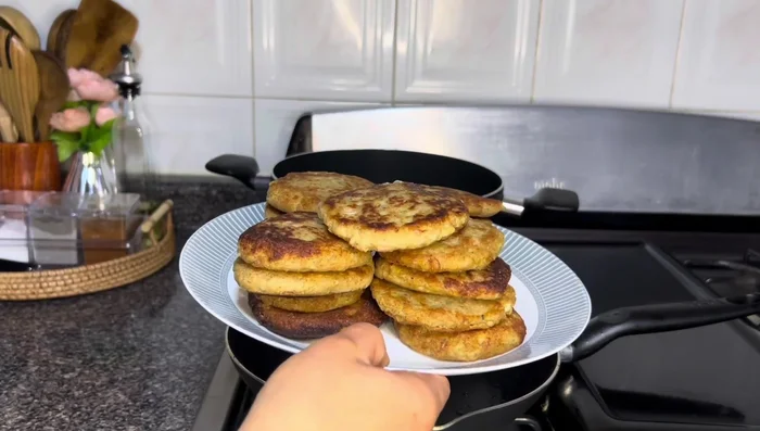 Servir las tortas de papa con la crema de calabaza y la ensalada de pepino.