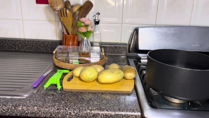 Limpiar y cortar las papas en trozos grandes (aproximadamente 6 papas grandes).