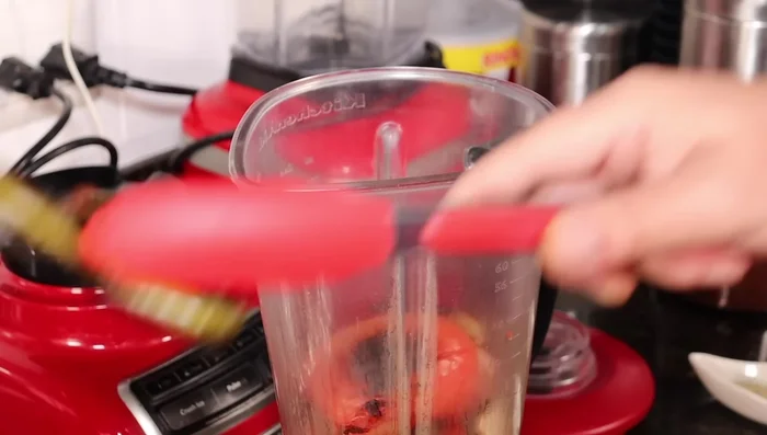 Una vez asados, licúa los jitomates, chiles y cebolla con sal, Knorr de pollo y un poco de agua.