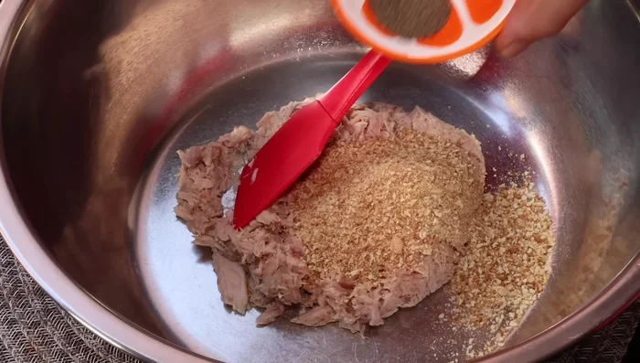 En un bowl, mezcla el atún escurrido, pan molido, pimienta, sal, nopales cocidos y harina.